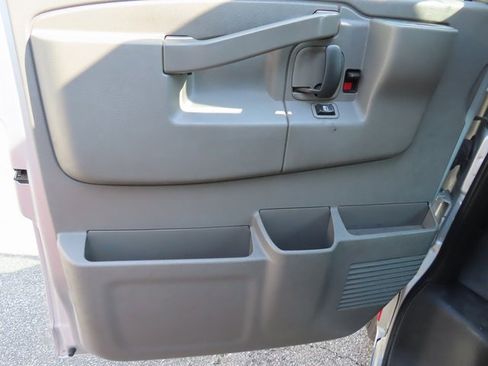 Used 2017 Chevrolet Express 2500 image 22