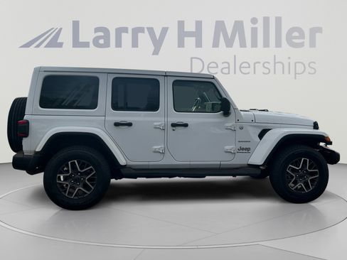 Used 2024 Jeep Wrangler Unlimited Sahara AWD/4WD image 6