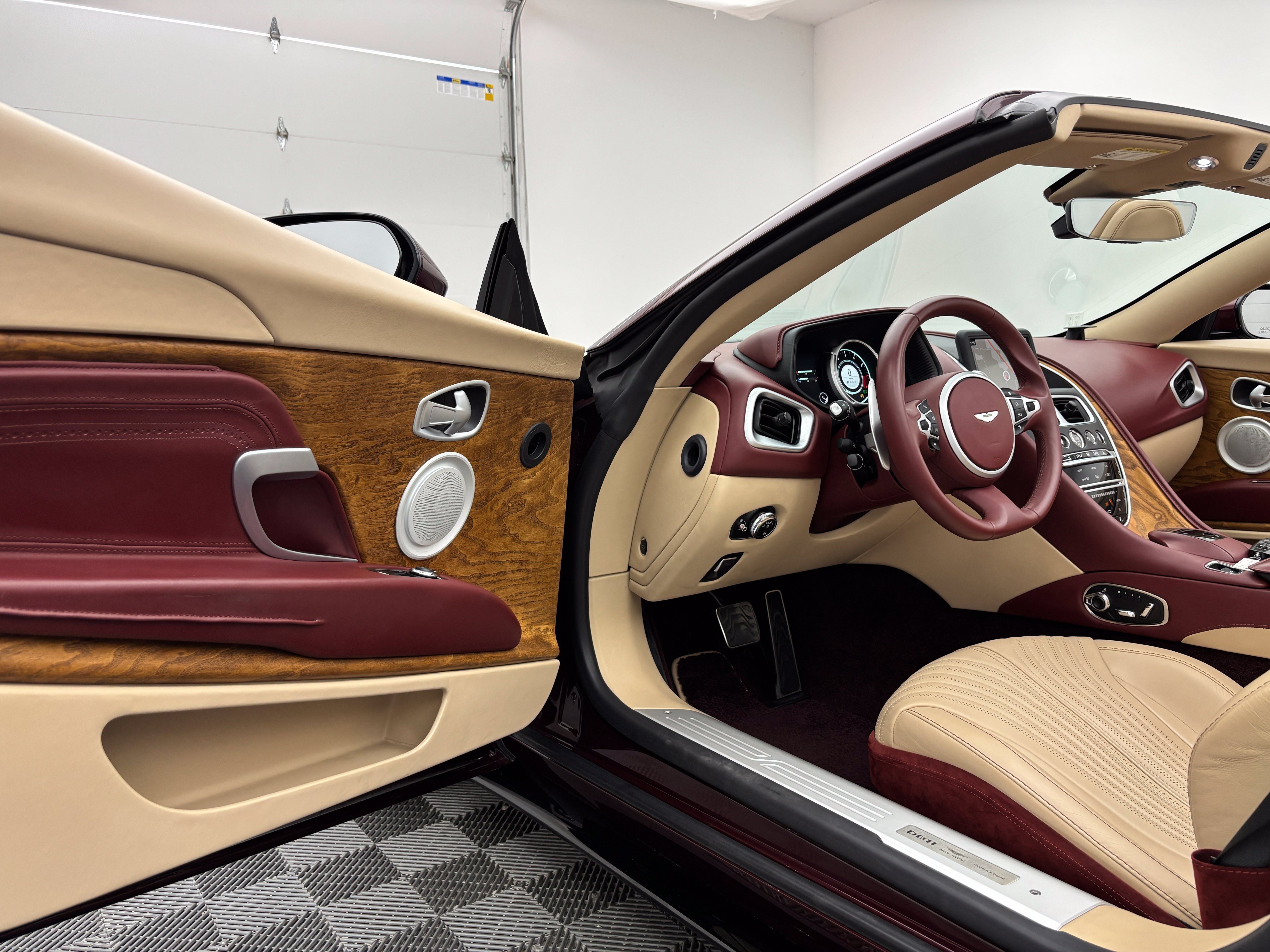 Used 2019 Aston Martin DB11 Volante RWD image 24
