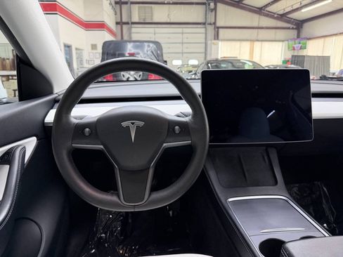 Used 2021 Tesla Model Y Long Range AWD/4WD image 21