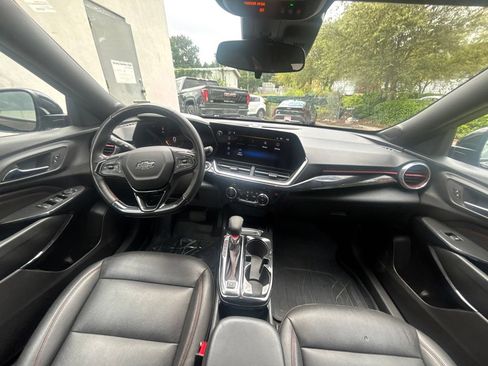 Used 2025 Chevrolet Trax RS w/ Sunroof Package FWD image 19