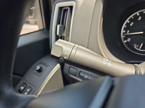 Used 2025 Nissan Frontier SV RWD image 33