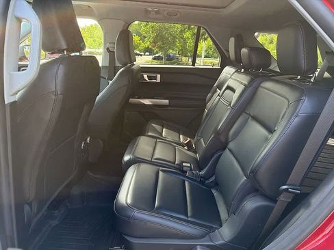 Used 2021 Ford Explorer XLT w/ Equipment Group 202A AWD/4WD image 9