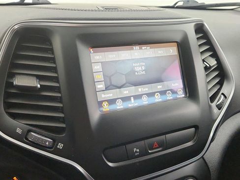 Used 2019 Jeep Cherokee Latitude Plus AWD/4WD image 25