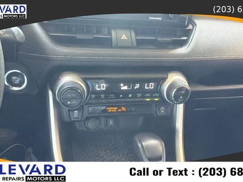 Used 2021 Toyota RAV4 XLE AWD/4WD image 17