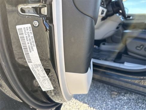 Used 2024 Chrysler Pacifica Touring-L image 33