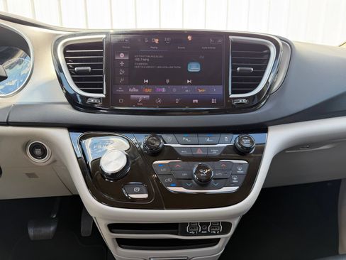 Used 2024 Chrysler Pacifica Touring-L FWD image 16