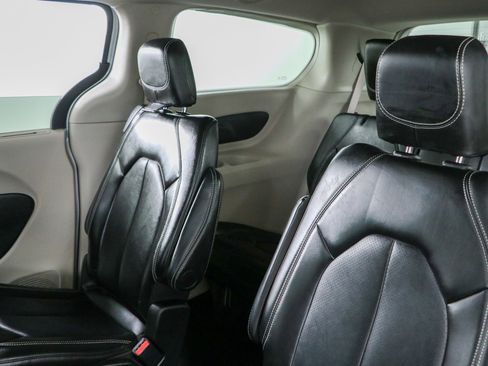 Used 2024 Chrysler Pacifica Touring-L FWD image 23