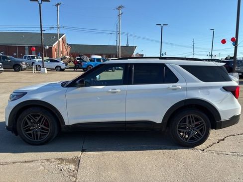 Used 2025 Ford Explorer ST image 4