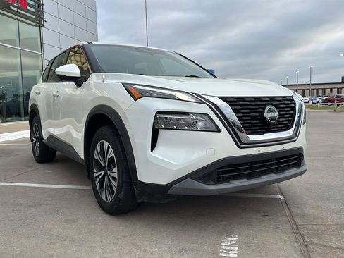 Used 2022 Nissan Rogue SV image 4