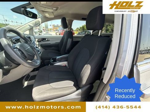 Used 2020 Chrysler Pacifica Touring FWD image 18