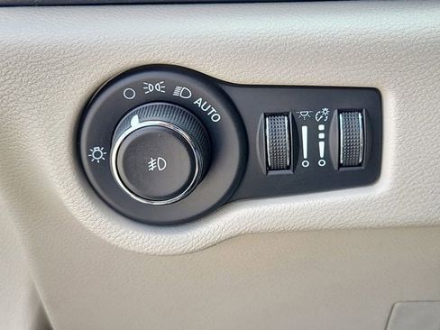 Used 2023 Chrysler Pacifica Touring-L FWD image 21