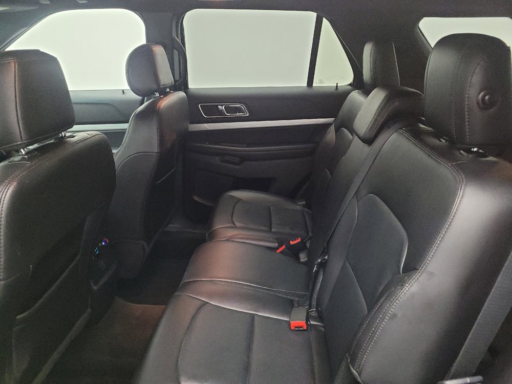 Used 2017 Ford Explorer XLT w/ Equipment Group 202A AWD/4WD image 18