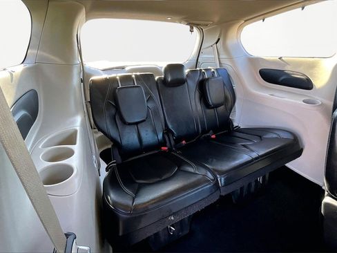 Used 2022 Chrysler Pacifica Touring-L image 28