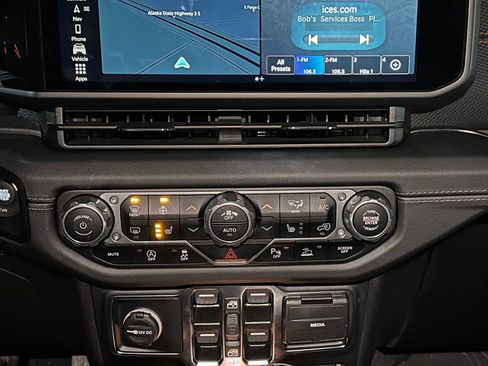 Used 2024 Jeep Wrangler Unlimited Rubicon w/ Capability Package image 27