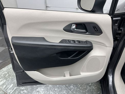 Used 2023 Chrysler Pacifica Touring-L FWD image 6