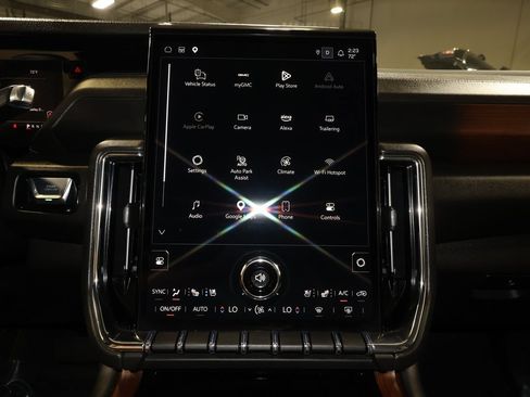 Used 2025 GMC Yukon XL Denali AWD/4WD image 18