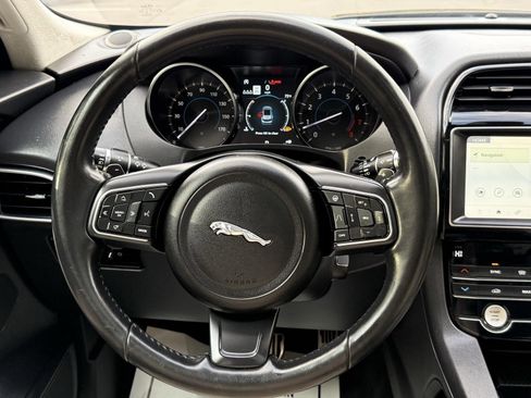 Used 2019 Jaguar F-PACE Premium image 32