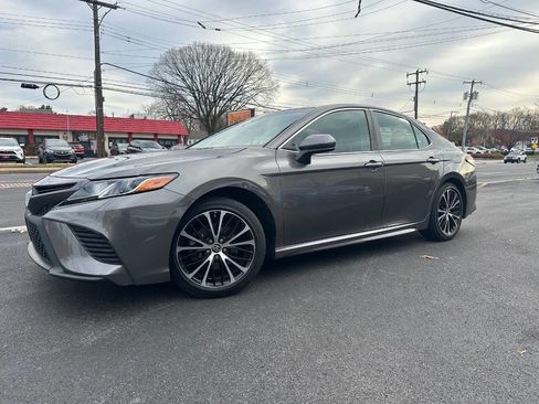 Used 2018 Toyota Camry L image 3