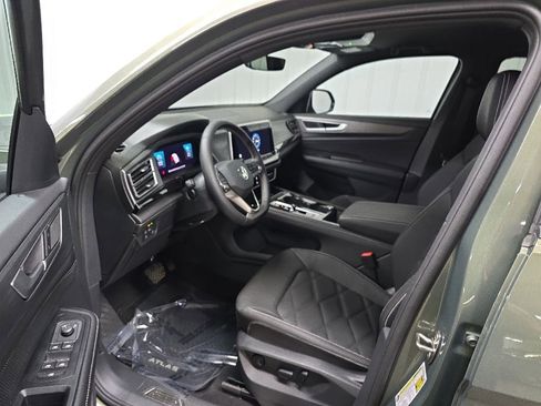 Used 2025 Volkswagen Atlas Cross Sport SE w/ Black Wheel Package AWD/4WD image 28