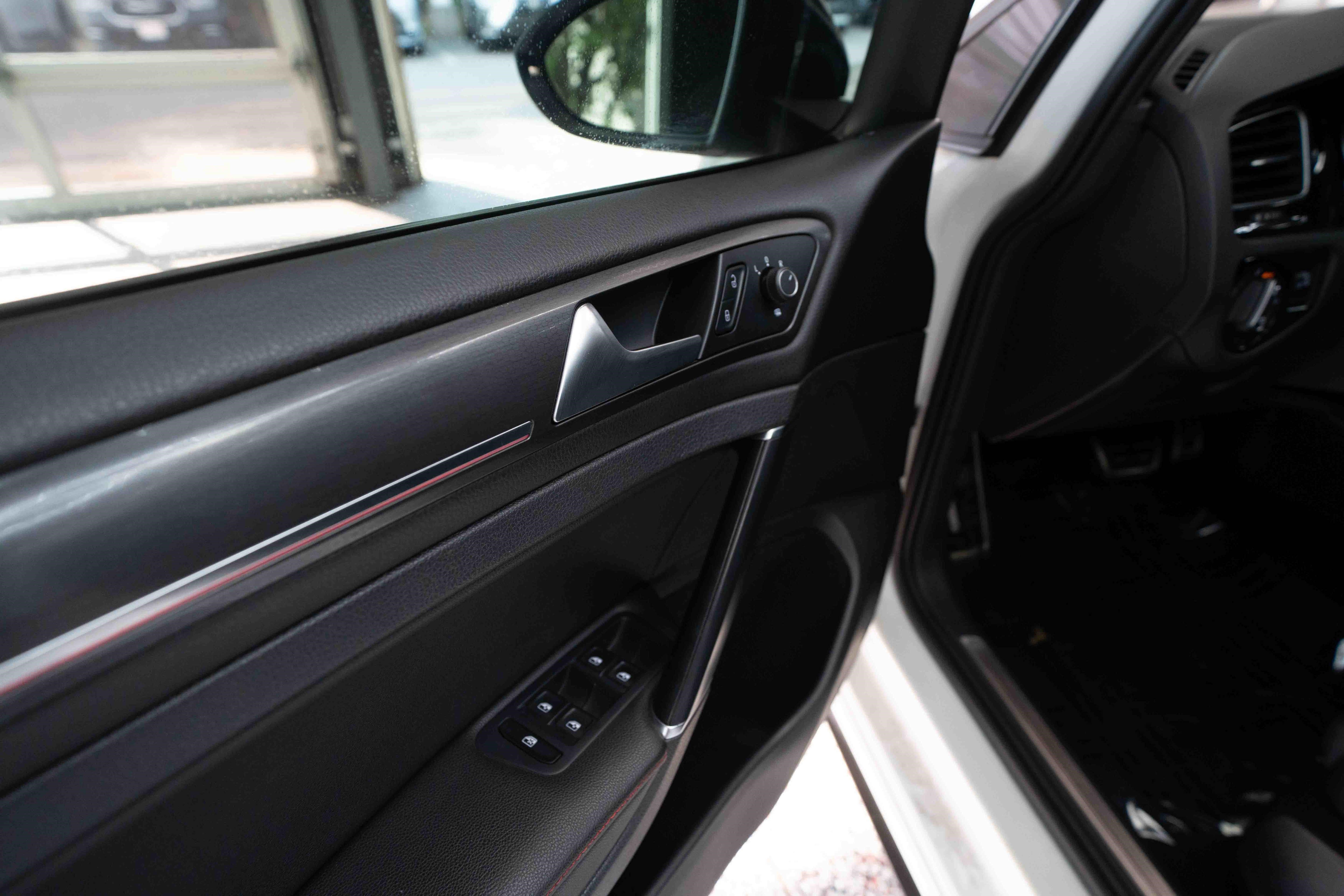 Used 2019 Volkswagen Golf 4-Door FWD image 7
