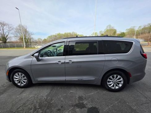 Used 2017 Chrysler Pacifica Touring-L image 8