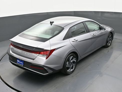 Certified 2025 Hyundai Elantra Sport image 33