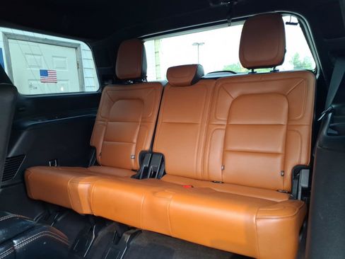 Used 2018 Lincoln Navigator Reserve AWD/4WD image 16