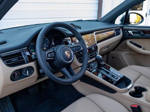 Certified 2025 Porsche Macan AWD/4WD image 4