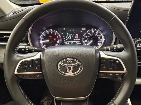 Certified 2023 Toyota Highlander XLE image 13