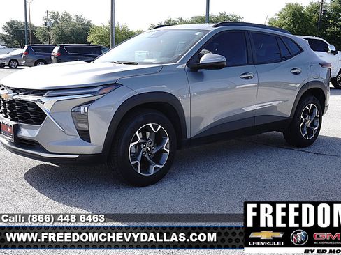 Certified 2025 Chevrolet Trax LT w/ Driver Confidence Package FWD image 3