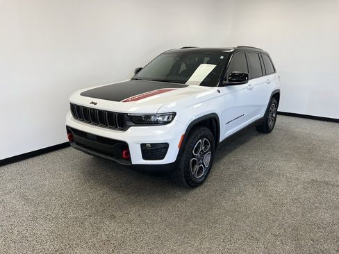 Used 2022 Jeep Grand Cherokee Trailhawk w/ Luxury Tech Group III image 16