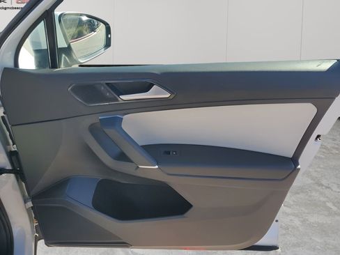 Used 2018 Volkswagen Tiguan SE w/ Panoramic Sunroof Package image 13