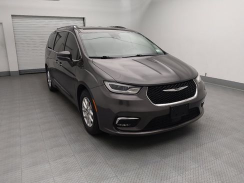 Used 2021 Chrysler Pacifica Touring-L FWD image 14