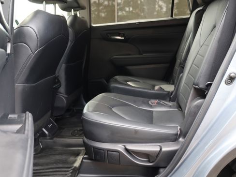 Used 2022 Toyota Highlander XLE AWD/4WD image 15