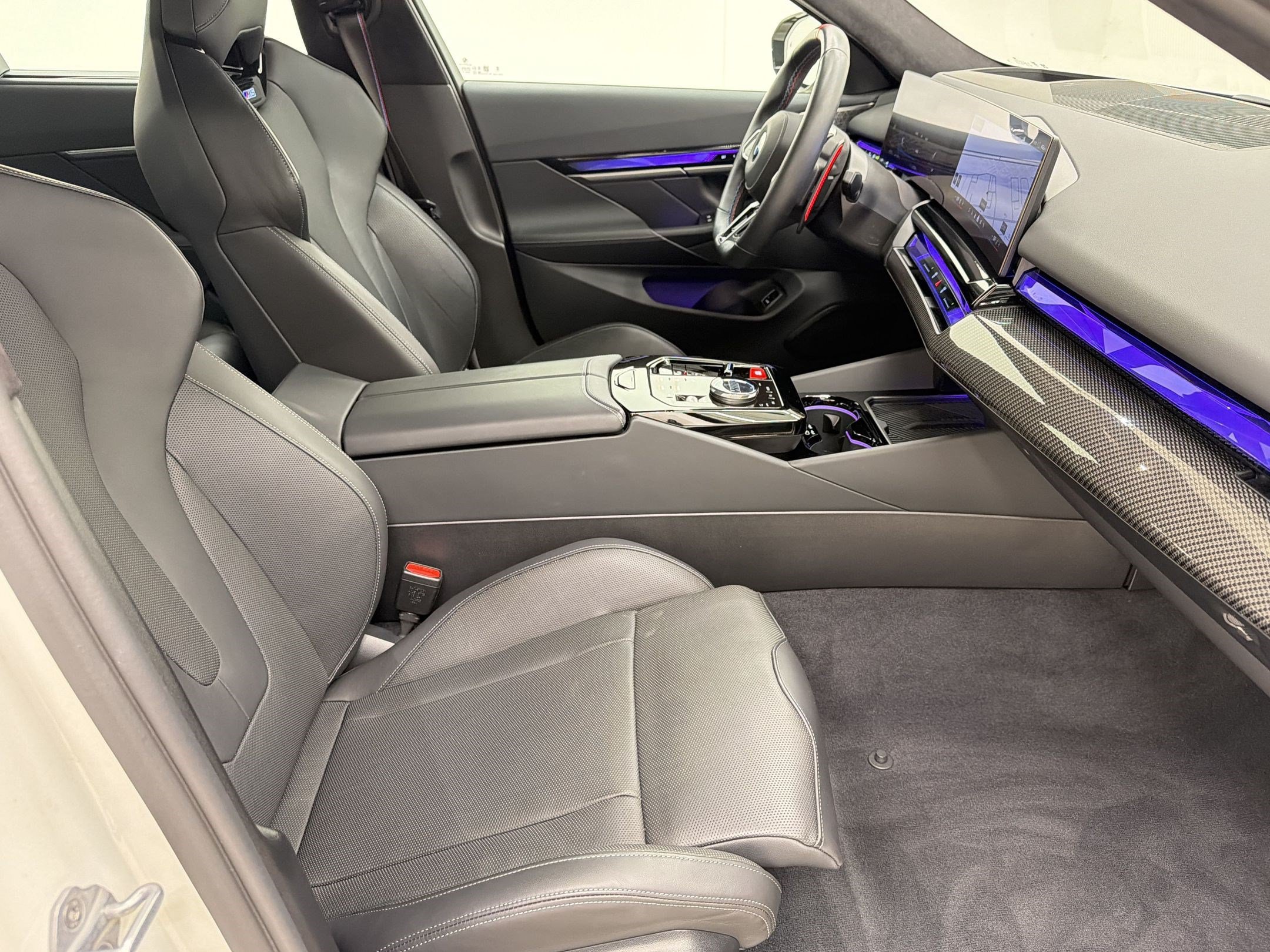 Certified 2025 BMW M5 w/ Carbon Package AWD/4WD image 27