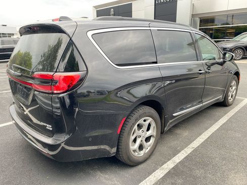 Used 2022 Chrysler Pacifica Limited w/ Uconnect Theater Family Group AWD/4WD image 3