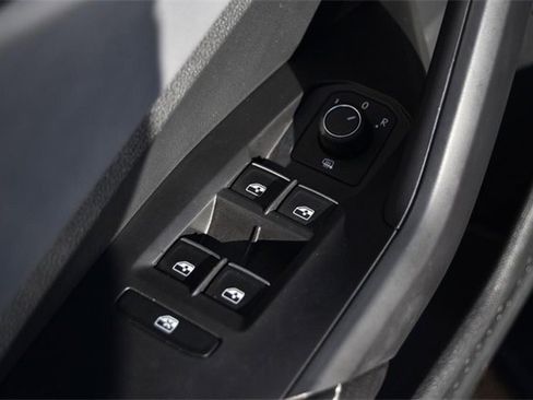 Certified 2025 Volkswagen Jetta SE w/ Sunroof Package image 8