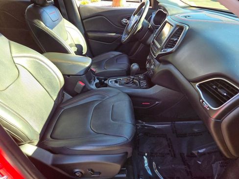 Used 2019 Jeep Cherokee Trailhawk image 15