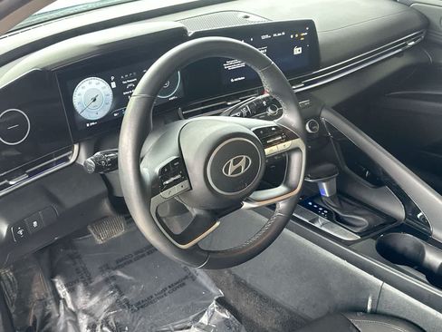 Used 2025 Hyundai Elantra SEL FWD image 13