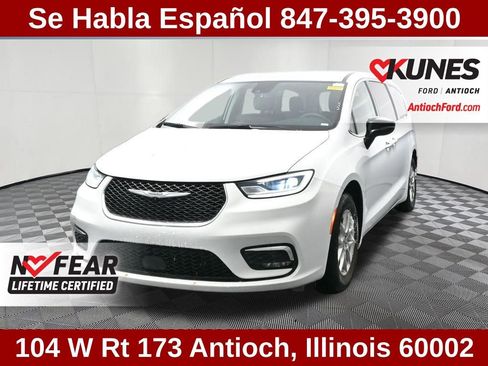 Used 2024 Chrysler Pacifica Touring-L image 7