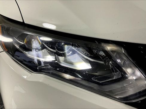 Used 2017 Nissan Rogue SV AWD/4WD image 32