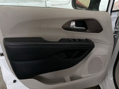 Used 2018 Chrysler Pacifica L image 21