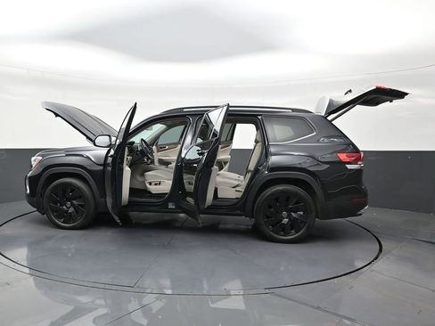 Used 2024 Volkswagen Atlas SE w/ Black Wheel Package image 30