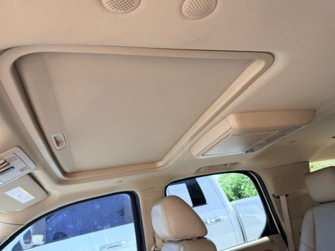 Used 2011 Cadillac Escalade Premium RWD image 12