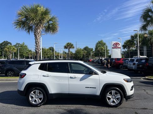 Used 2022 Jeep Compass Latitude FWD image 11