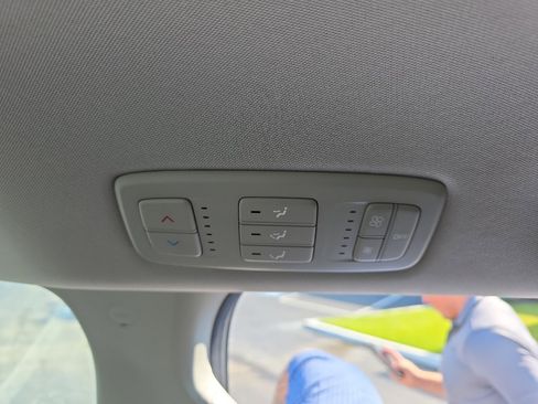 Used 2024 Kia Carnival LX FWD image 22
