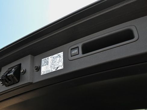 Used 2024 Toyota Highlander XLE AWD/4WD image 15