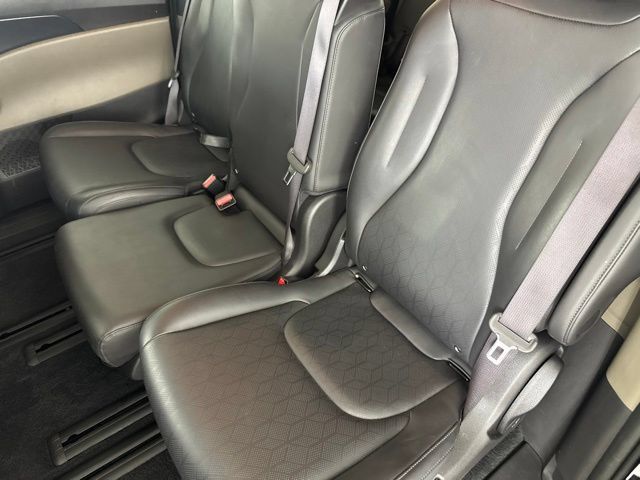 Certified 2025 Kia Carnival FWD image 26