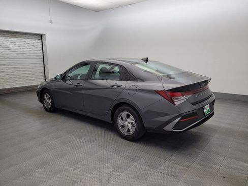 Used 2024 Hyundai Elantra SE FWD image 3